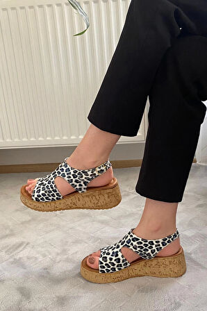 Kadın Tinge Beyaz Rugan Leopar Kalın Mantar Taban Ortopedik  Sandalet  K-250
