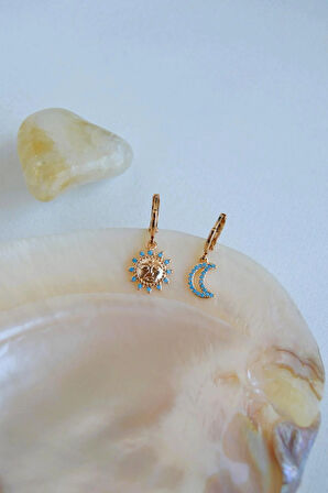 Ay ve Güneş Charmlı Asimetrik Küpe – Firuze Mavi