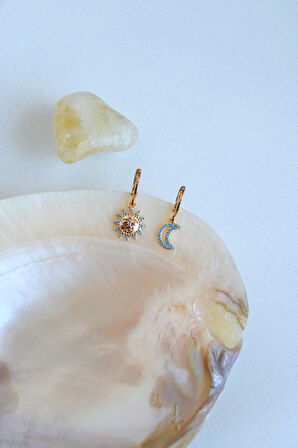 Ay ve Güneş Charmlı Asimetrik Küpe – Firuze Mavi