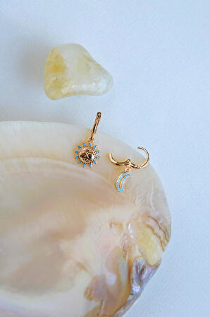 Ay ve Güneş Charmlı Asimetrik Küpe – Firuze Mavi