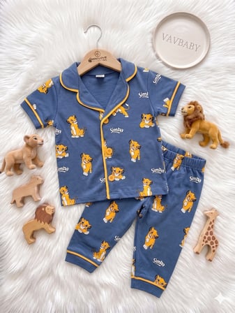 Pamuklu Kruvaze Yaka Önden Düğmeli Aslan Kral Desenli Mevsimlik Alt Üst Pijama Takım (Mavi)