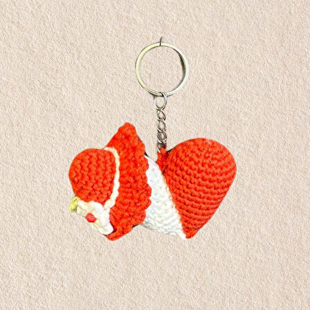 Uretti - Tuğba 9352 3048 El Yapımı Örgü Şapka Detaylı Sarılan Kalp Model Anahtarlık