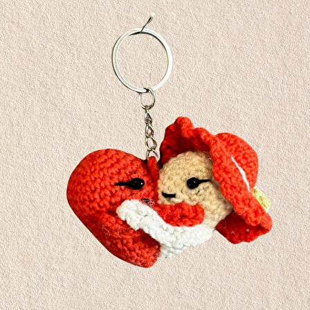 Uretti - Tuğba 9352 3048 El Yapımı Örgü Şapka Detaylı Sarılan Kalp Model Anahtarlık