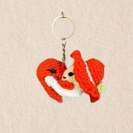 Uretti - Tuğba 9352 3048 El Yapımı Örgü Şapka Detaylı Sarılan Kalp Model Anahtarlık