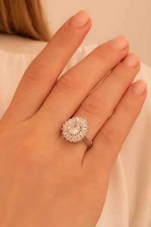 Kadın Gümüş Yüzük - Mekik Model Zirkon Taşlı Baget Süslemeli Rodyumlu Kadın Yüzük Gri