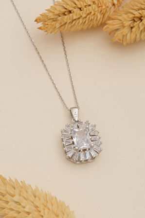 Kadın Gümüş Kolye -Kare Baget Taşlı Baget Süslemeli Rodyumlu Kadın Kolye