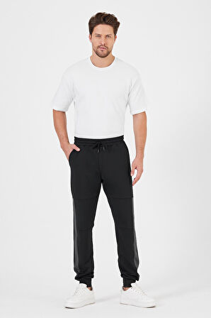Erkek Siyah Standart Fit Normal Kesim Paça Ribanalı Cepli Rahat Jogger Eşofman Altı 