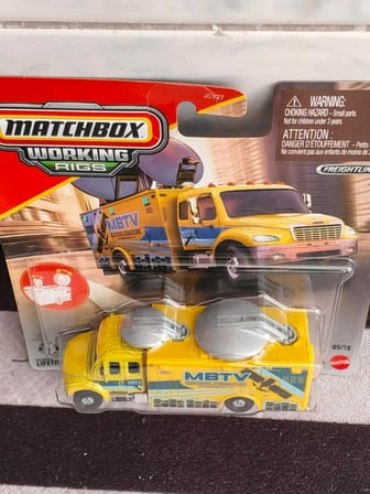 Matchbox Working Rigs Freightliner M2 106 Satellite Truck Naklen yayın aracı