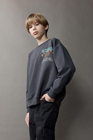 DeFacto Erkek Çocuk Oversize Geniş Kalıp Bisiklet Yaka Sırt Baskılı Sweatshirt D8497A825SPAR15