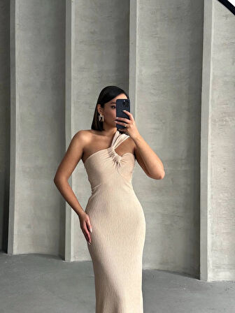 Tek Omuz Göğüsten Büzgülü Uzun Pliseli Slim Fit Açık Bej Elbise