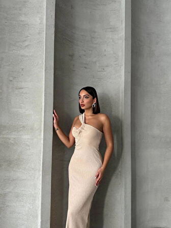 Tek Omuz Göğüsten Büzgülü Uzun Pliseli Slim Fit Açık Bej Elbise
