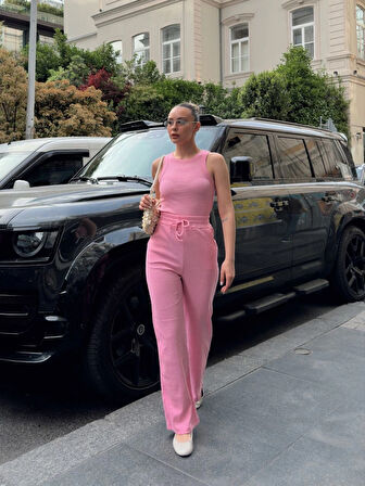 Pembe Renk Atletli Sıfır Yaka Kalın Askılı Boru Paça Pantolonlu Kaşkorse Takım