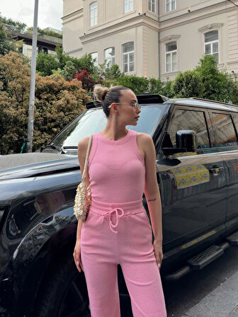 Pembe Renk Atletli Sıfır Yaka Kalın Askılı Boru Paça Pantolonlu Kaşkorse Takım
