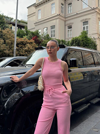 Pembe Renk Atletli Sıfır Yaka Kalın Askılı Boru Paça Pantolonlu Kaşkorse Takım