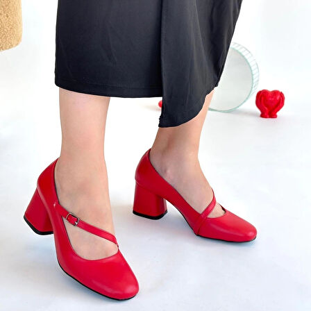 Kier Kırmızı Cilt 7 cm Topuklu Çapraz Şerit Detaylı Oval Burunlu Kadın Ayakkabı