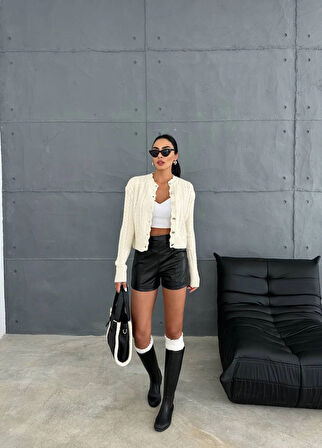 Düğme detaylı hırka ekru