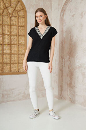 Kadın Siyah Beyaz İşlemeli İnce Terletmeyen Özel Kumaş Kısa Kollu Yazlık Bluz 3379150