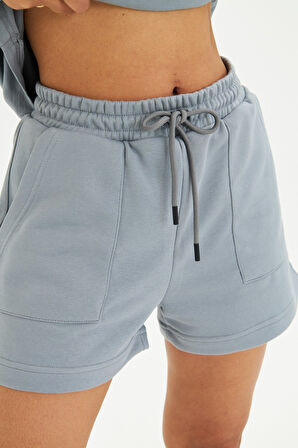 Esnek ve Rahat Kesim Çift Cepli Diz Üstü Kadın Şort