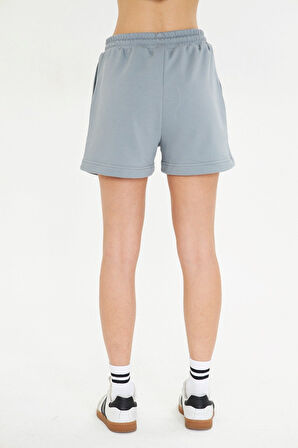 Esnek ve Rahat Kesim Çift Cepli Diz Üstü Kadın Şort