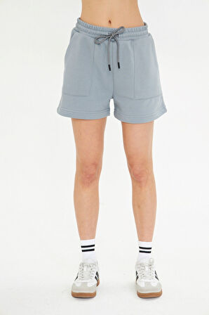 Esnek ve Rahat Kesim Çift Cepli Diz Üstü Kadın Şort