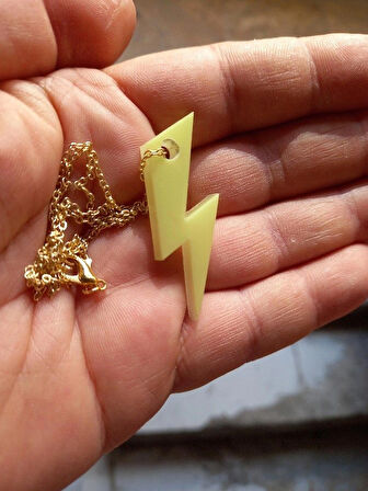 Karanlıkta Parlayan Fosforlu Şimşek Kolye Gold Renk Metal Zincirli