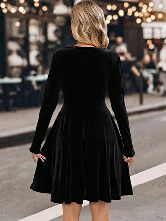 Kadın Uzun Kollu Kruvaze Yakalı Toka Detaylı Mini Kadife Elbise