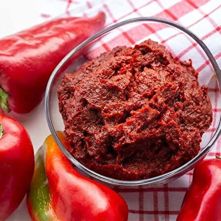 Ev Yapımı Urfa Tatlı Biber Salçası