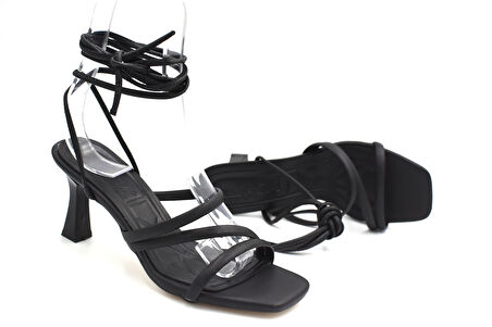Beyaz (Shoes)  Biyeli Topuklu Bileğe Dolamalı Kadın Ayakkabı SİYAH