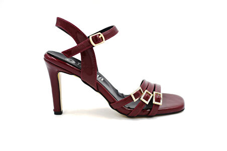 Beyaz (Larina) Üç Toka Detaylı Topuklu Kadın Ayakkabı BORDO