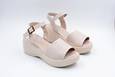 Beyaz (Shoes) Poli Hafif Taban Dolgu Topuklu Günlük Kadın Sandalet BEJ