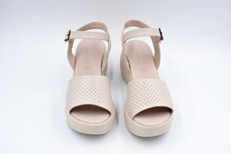 Beyaz (Shoes) Poli Hafif Taban Dolgu Topuklu Günlük Kadın Sandalet BEJ