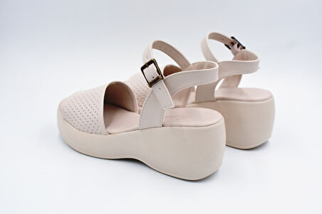 Beyaz (Shoes) Poli Hafif Taban Dolgu Topuklu Günlük Kadın Sandalet BEJ