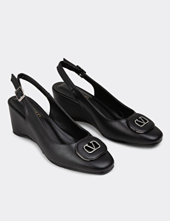 Beyaz (Park Moda) Feta Ökçe Burnu Kapalı V toka Detaylı Günlük Kadın Ayakkabı SİYAH