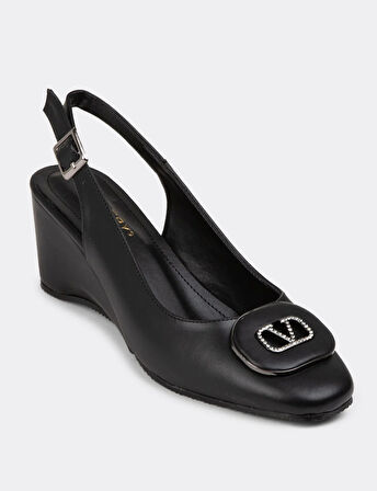 Beyaz (Park Moda) Feta Ökçe Burnu Kapalı V toka Detaylı Günlük Kadın Ayakkabı SİYAH