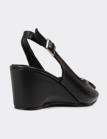 Beyaz (Park Moda) Feta Ökçe Burnu Kapalı V toka Detaylı Günlük Kadın Ayakkabı SİYAH