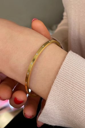 18k Altın Kaplamalı 925 Ayar Gümüş Zirkon Taşlı Kelepçe Bileklik - 45101101