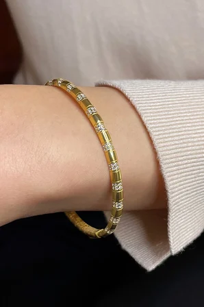 18k Altın Kaplamalı 925 Ayar Gümüş Zirkon Taşlı Kelepçe Bileklik - 45101301