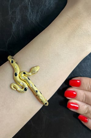 18K Altın Kaplamalı 925 Ayar Gümüş Yılan Figürlü Kelepçe Bileklik - 45102701
