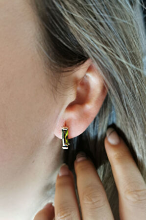 Oliv Taşlı Altın Çubuk Küpe