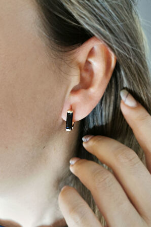 Siyah Taşlı Altın Çubuk Küpe