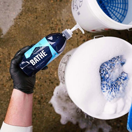 GYEON Q²M Bathe PH Nötr Cilalı Oto Şampuanı 1000 ml