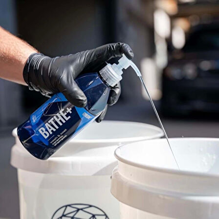 GYEON Q²M Bathe+ Plus Seramik Bazlı PH Nötr Cilalı Oto Şampuanı 500 ml