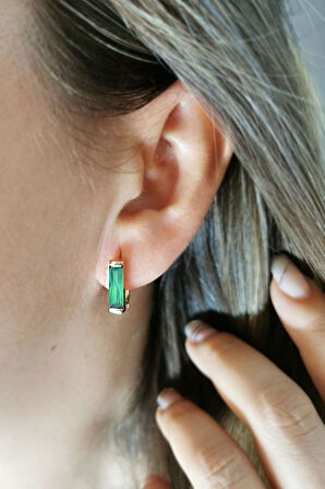 Zümrüt Taşlı Altın Çubuk Küpe