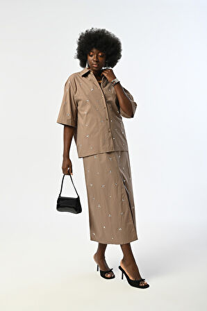 KADIN VİZON RENGİ ÖNÜ TAŞ İŞLEMELİ TRUVAKAR KOLLU GÖMLEK