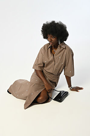 KADIN VİZON RENGİ ÖNÜ TAŞ İŞLEMELİ TRUVAKAR KOLLU GÖMLEK