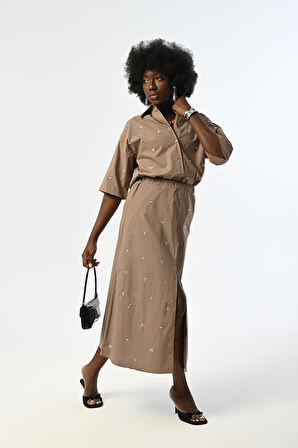 KADIN VİZON RENGİ ÖNÜ TAŞ İŞLEMELİ TRUVAKAR KOLLU GÖMLEK