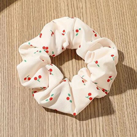 Kiraz Desenli Saç Aksesuarı Seti, Beyaz Bandana ve Scrunchie, 28 cm x 16 cm Bandana, 12 cm Lastik Toka