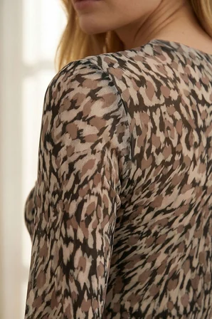 Kadın Leopar Desenli Transparan Bluz Tül Uzun Kollu Slim Fit Body Bluz
