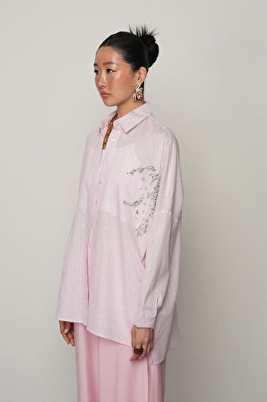 KADIN TEK CEPLİ TAŞ İŞLEMELİ PEMBE RENK OVERSİZE GÖMLEK