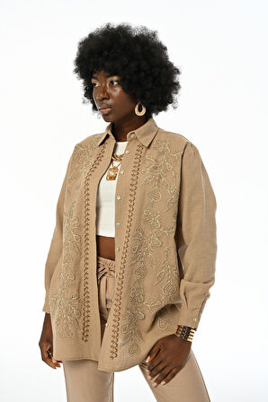 KADIN ÖNÜ NAKIŞ İŞLEMELİ OVERSİZE KESİM GÖMLEK